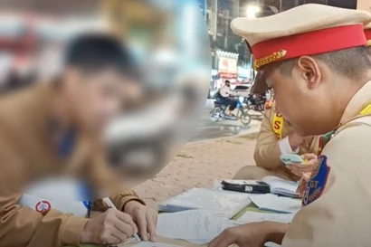 Hà Nội: Xin bỏ qua vi phạm bất thành, tài xế vi phạm nồng độ cồn 2 lần trong 1 tháng bỏ lại xe rời đi