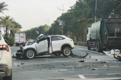 Hà Nội: Ô tô con va chạm xe chở rác, 1 người bị thương