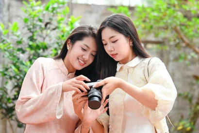 Các người đẹp Hoa hậu Việt Nam check-in tại ngôi chùa 2.000 năm tuổi ở Bắc Ninh