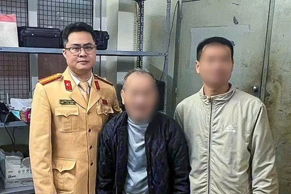 CSGT Hà Nội dùng máy quét nhận diện khuôn mặt, hỗ trợ cụ ông đi lạc về với gia đình