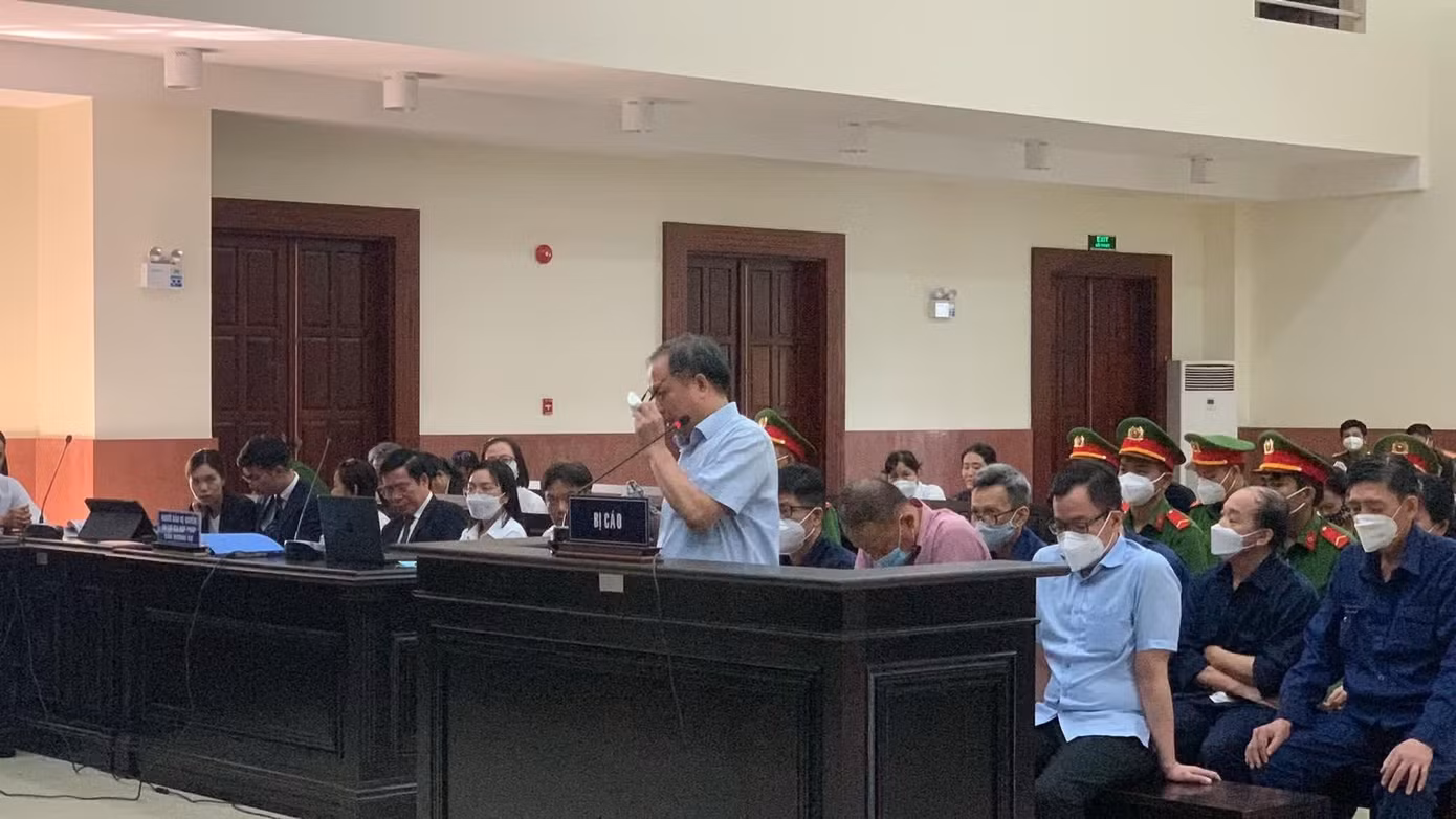 Ông Tất Thành Cang nhiều lần lấy khăn lau nước mắt khi nói lời sau cùng tại phiên tòa phúc thẩm chiều ngày 8/6/2022. Ảnh: Tân Châu
