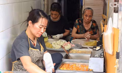 Quán Hà Nội rộng 2m2, mỗi ngày bán nghìn chiếc bánh rán 'siêu nhỏ, siêu rẻ'