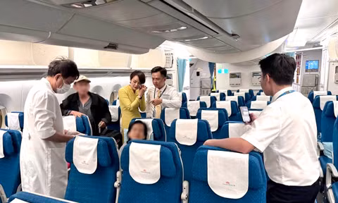 Khách Việt bất tỉnh trên chuyến bay từ Mỹ về TPHCM 