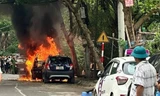 Xế hộp BMW bốc cháy ngùn ngụt giữa trưa ở Hà Nội