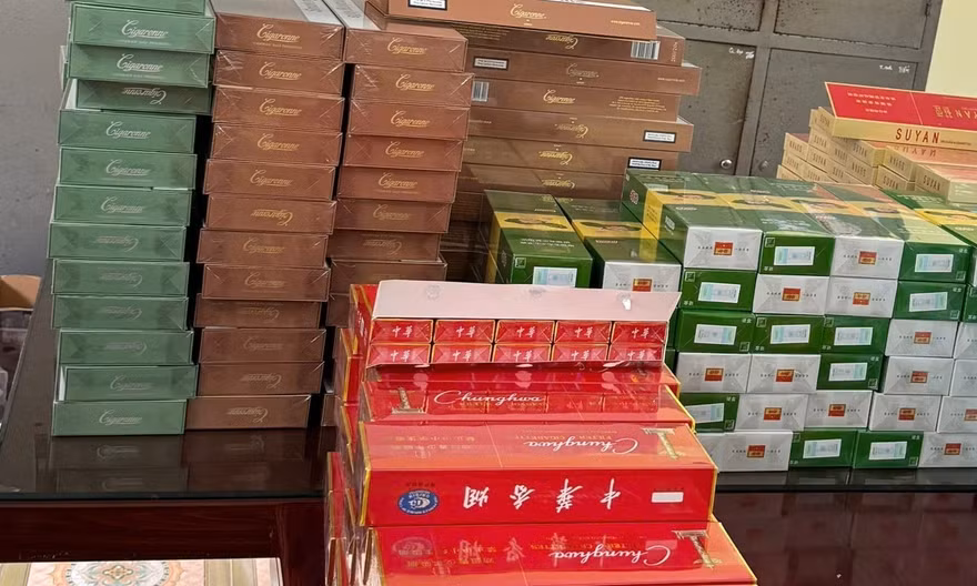 Bán thuốc lá nhập lậu, chủ cửa hàng tạp hóa bị khởi tố