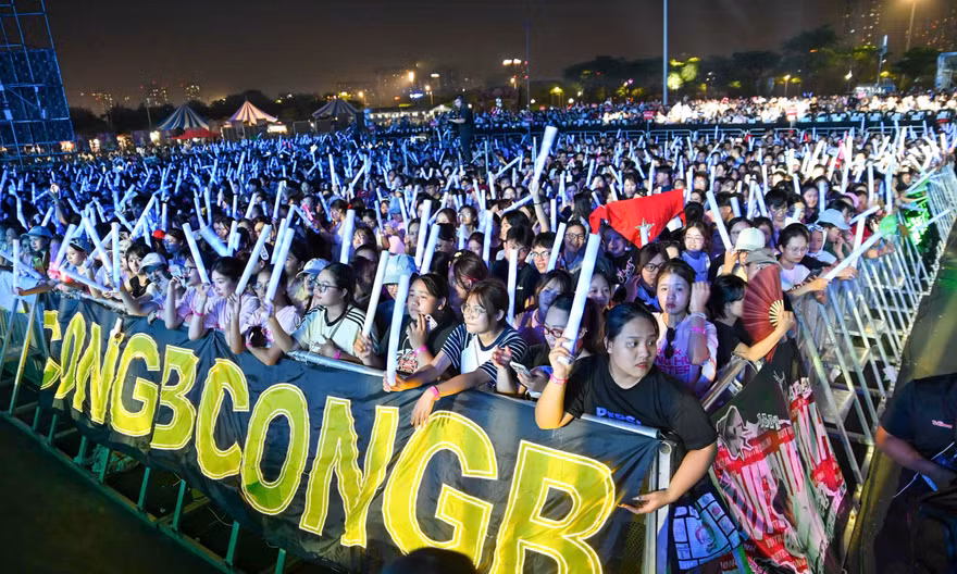 Hơn 20.000 người bắt đầu bùng nổ với concert Thanh xuân
