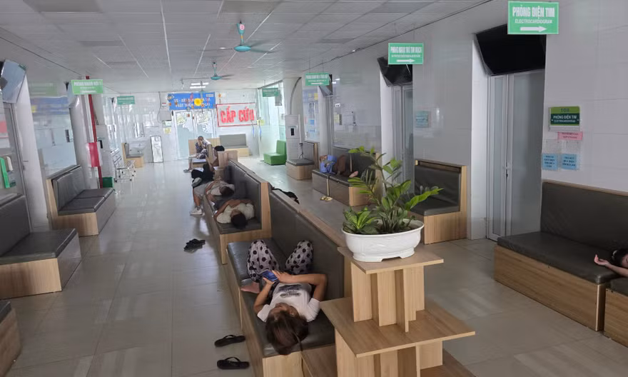 Thái Nguyên: Người nhà bệnh nhân ‘vạ vật’ tránh nóng