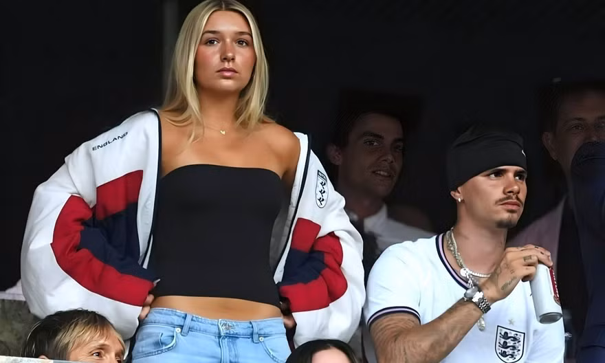Harper Beckham làm lu mờ hai anh trai ở World Cup
