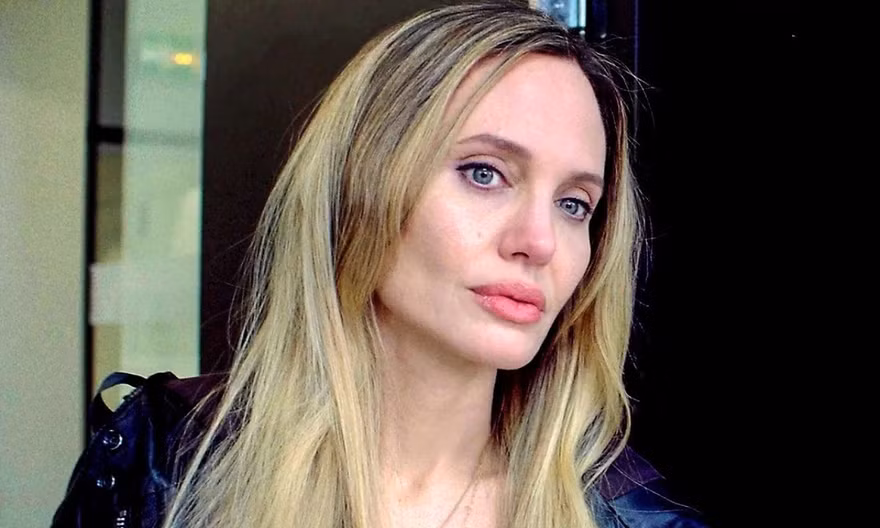 Phản ứng của Angelina Jolie về Brad Pitt 