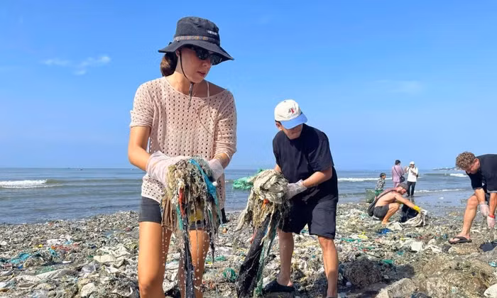 Rác bủa vây bãi biển Mũi Né