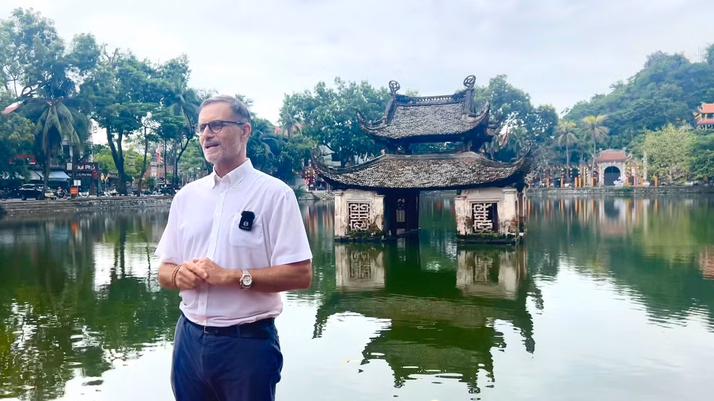 Đại sứ Olivier Brochet chia sẻ cảm xúc trước khi kết thúc nhiệm kỳ tại Việt Nam. Ảnh: Phạm Hiền.
