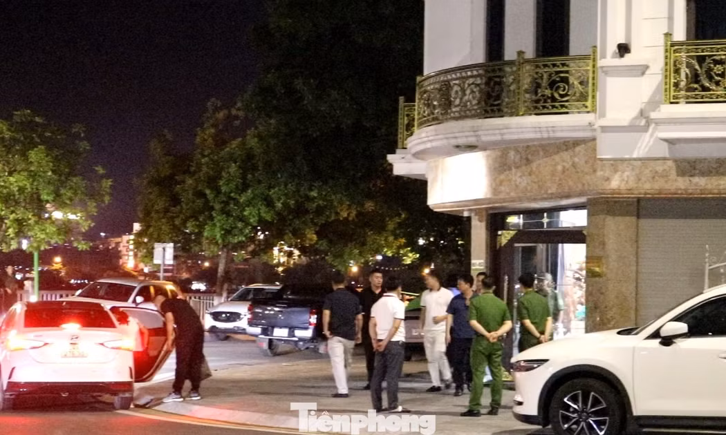 Công an rời nhà Hải Sapa TV lúc nửa đêm, người dân hiếu kỳ vẫn ùn ùn kéo đến