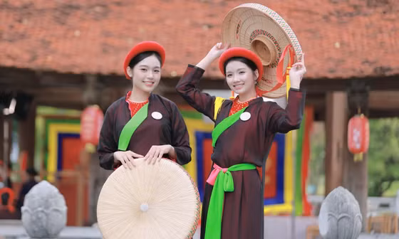 Tập 2 show thực tế Hoa hậu Việt Nam 2026: 53 thí sinh hóa "Em xinh" miền quan họ