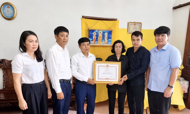 Truy tặng Bằng khen cho người đàn ông quên mình cứu hai học sinh ở Ninh Bình