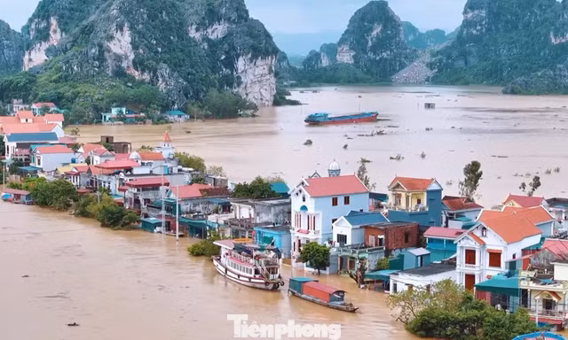 Ninh Bình: Lũ trên sông Hoàng Long vượt Báo động 3, hàng trăm học sinh chuyển sang học online