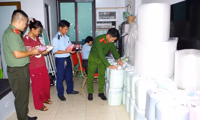 Triệt phá cơ sở bán gần 1.800 lít rượu trôi nổi gắn mác 'đặc sản' trên TikTok shop