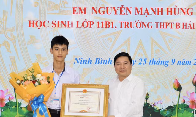Chủ tịch Ninh Bình tặng bằng khen cho nam sinh lớp 11 cứu hai em nhỏ dưới sông