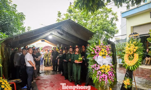 Dòng người đội mưa tầm tã đến viếng Thiếu tá Trần Văn Tùng