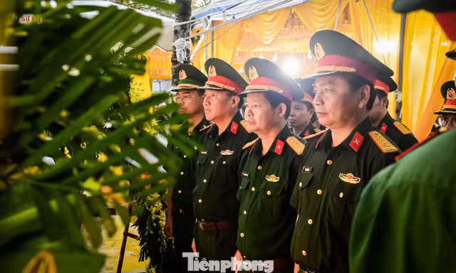 Dòng người đội mưa tầm tã đến viếng Trung tá Trần Văn Tùng