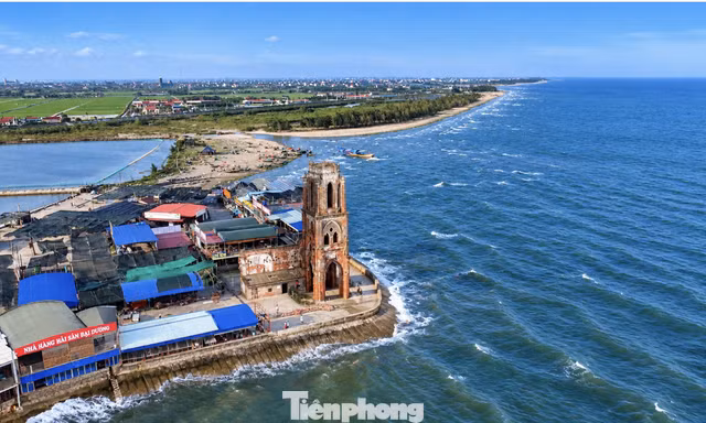 Cận cảnh nhà thờ đổ Hải Lý, chứng tích biến đổi khí hậu đầu tiên của Việt Nam