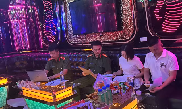 Kiểm tra quán Karaoke, phát hiện 4 cô gái múa khiêu dâm trong phòng VIP