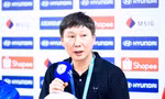 HLV Kim Sang-sik khẳng định đội tuyển Việt Nam cần tập trung tối đa dù đang dẫn đối thủ 2-0 sau trận lượt đi (ảnh Ngọc Tú)