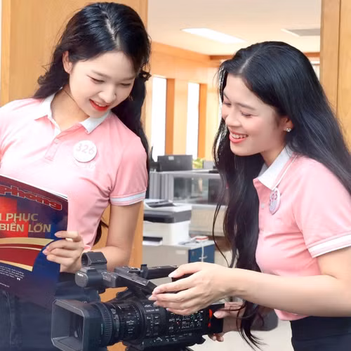 Thí sinh Hoa hậu Việt Nam theo đuổi nghề báo, dẫn chương trình