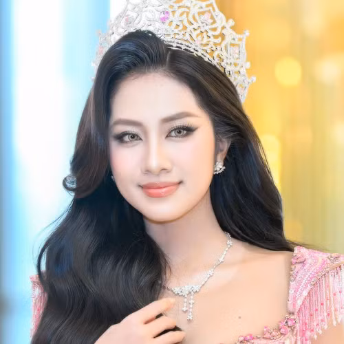 Hoa hậu Hà Trúc Linh: 'Càng học càng thấy mình thiếu gì'