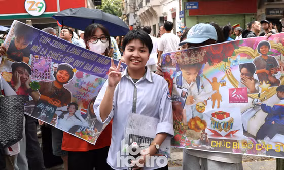 Hà Nội: Sĩ tử 2K11 được đón bằng banner "quậy", có bạn chưa "xả vai" vì còn thi chuyên