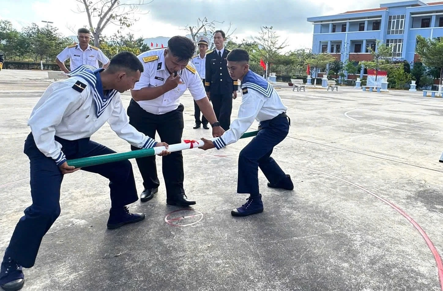 Bộ đội Trường Sa đón Tết với nghi lễ chào cờ, lễ chùa và hoạt động văn hóa