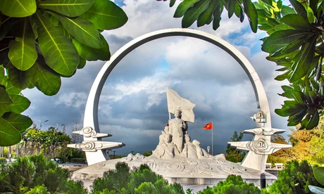 Bên tượng đài những anh hùng biển cả