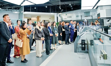 Đoàn thanh niên Việt Nam tham quan tại một công ty công nghệ của Trung Quốc