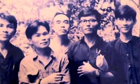 Nhà thơ Hoài Vũ (bìa trái) cùng các văn nghệ sĩ chụp năm 1974 tại Chiến khu R Tây Ninh