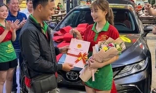Nam nhân viên trúng độc đắc 18 tỉ đồng gây bất ngờ khi tặng ô tô cho em gái chủ quán
