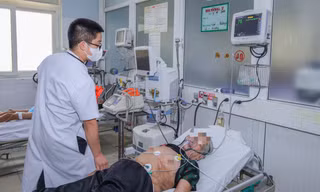 Nắng nóng, bệnh viện quá tải vì nhiều người già và trẻ em bị ốm 