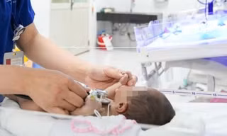 Phát hiện bé sơ sinh mang nhóm máu cực hiếm, bác sĩ xoay chuyển tình thế trong đêm