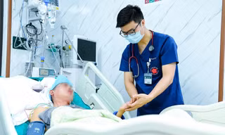 Tắm ngay sau khi đi nắng, nguy cơ đột quỵ tăng cao