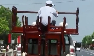 Phạt tài xế xe biển xanh tại Huế chở người ngồi chênh vênh trên thùng xe