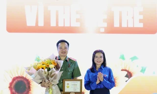 Trung tướng Mai Hoàng nhận Kỷ niệm chương 'Vì thế hệ trẻ'