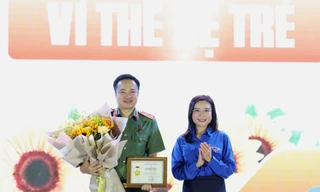 Trung tướng Mai Hoàng nhận Kỷ niệm chương 'Vì thế hệ trẻ'