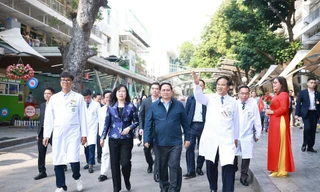 Thủ tướng kiểm tra công tác trực cấp cứu tại Bệnh viện Bạch Mai, Việt Đức