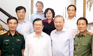 Tổng Bí thư, Chủ tịch nước Tô Lâm cùng Đoàn công tác Trung ương đến thăm nguyên Chủ tịch nước Trương Tấn Sang. (Ảnh: Thống Nhất/TTXVN)