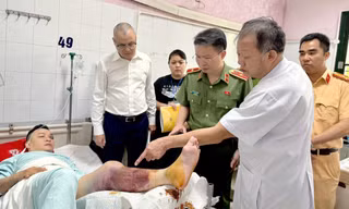 Tạm giữ hình sự đối tượng say rượu tông trọng thương CSGT ở Phú Thọ