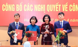 Thường trực HĐND thành phố Hà Nội công bố nghị quyết về công tác cán bộ 
