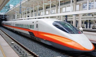 Sinh viên chuyên ngành Đường sắt và Metro tham quan học tập tại tuyến đường sắt đô thị Cát Linh - Hà Đông Ảnh: UTT