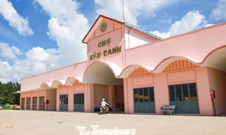 Dân quen mua bán lề đường, chợ mới khang trang ế ẩm 