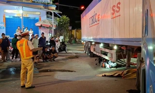 Xe máy bị cuốn gầm xe container, 2 người thương vong