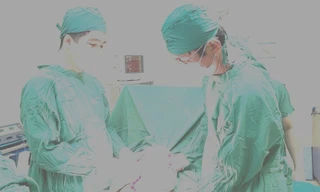 Phát hoảng với khối u tử cung hơn 2kg khi phẫu thuật cho nữ bệnh nhân