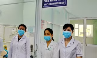 Nhân viên y tế Cà Mau tính chuyện giao hàng thuê để có tiền trang trải Tết 