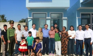 Phó Thủ tướng Hồ Quốc Dũng thăm người dân trong khu tái định cư bị ảnh hưởng mưa bão